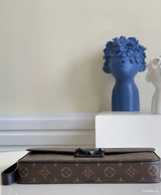 First bag ru VUITTON LOCK POUCH LOUIS S A4 0506